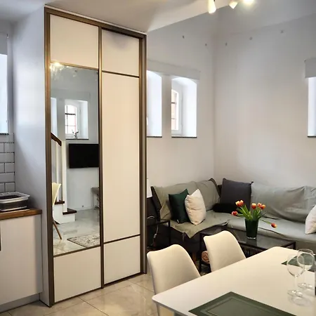 Pod Srebrnym Jeleniem Apartment *